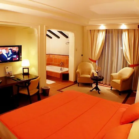 Hotel Cerezos 3*
