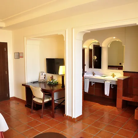 Hotel Cerezos 3*